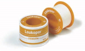 CEROTTO ADESIVO IPOALLERGENICO LEUKOPOR. SUPPORTO: TESSUTO NON TESSUTO BIANCO DI POLIESTERE E VISCOSA ADESIVO POLIACRILICO SENZA RESINE E GOMME NATURALI. 5X5CM MUTABILE - farmaidea24.com